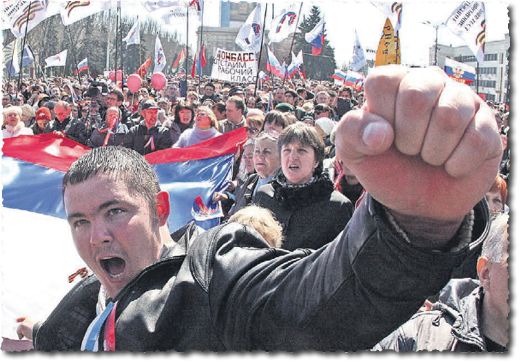 מפגין, אולי כורה-פחם, מניף אגרוף במהלך הפגנה לטובת סיפוח רוסי בעיר דונייצק, במזרח אוקראינה. דונייצק וסביבתה הוכרזו ל״רפובליקה עממית״, עם צלילים סובייטיים ברורים. ברקע נראית כרזה, המכריזה ״אנחנו נָגֵן על מעמד העובדים של דוֹנבַּס״, איזור מכרות-הפחם הגדול של אוקראינה. (גזיר מן העמוד הראשון של העתון האוקראיני ׳סיבודניה׳, 8 באפריל 2014)