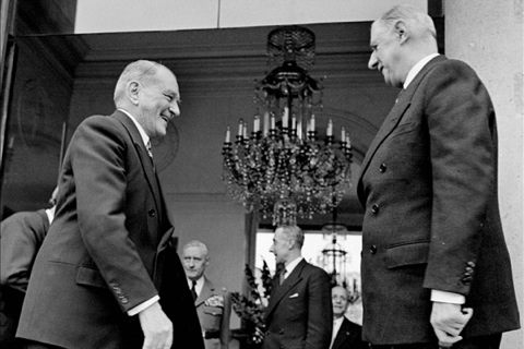 רנה קוטי ממנה את שרל דה גול לראש הממשלה, דצמבר 1958