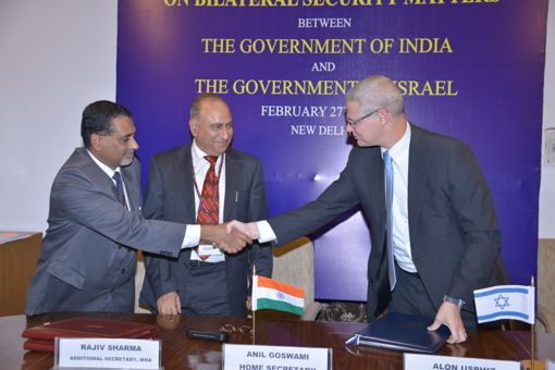 השגרירי אושפיז ושני הפקידים הבכירים ביותר של משרד הפנים ההודי לאחר שחתמו על ההסכמים לשיתוף-פעולה בבטחון פנים, ינואר 2014