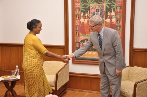 השגריר אושפיז קד למאיירה  קומאר, יושבת ראש ה׳לוק סבהא׳, בית הנבחרים של הודו. גב׳ קומאר כבר אינה יושבת-ראש. מפלגתה הובסה בבחירות, והיא עצמה אפילו לא הצליחה לחזור ולהיבחר במחוז הבחירה שלה