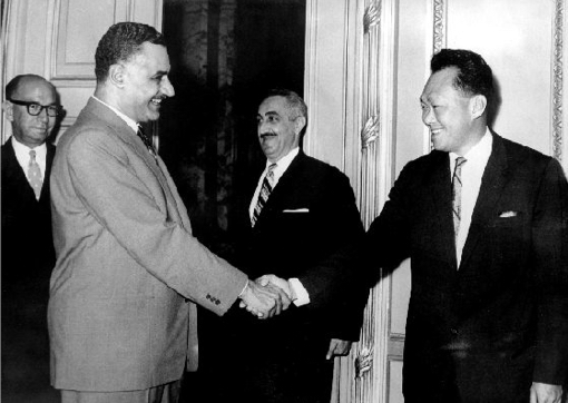 לי קוואן יו נשבה בקסמיו של ה׳ראיס׳, גמאל עבד א-נאצר, קאהיר, אפריל 1962. הוא הבטיח לו שסינגפור אינה רוצה להיות ישראל שניה 