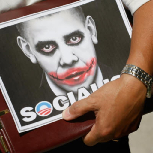 אובמה המאואיסט, אובמה הסוציאליסט. כרזות שנפוצו באמריקה בימי-זוהרה של תנועת ׳מסיבת התה׳, במערכת הבחירות של 2010